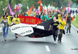 Gençler, yağmur engel tanımıyor