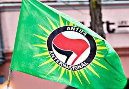 Antifa bayrağı davası yangından mal kaçırır gibi