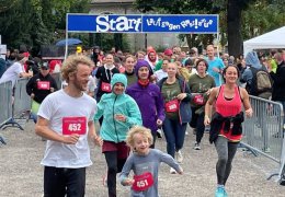 Mültecilerle dayanışma için koştular