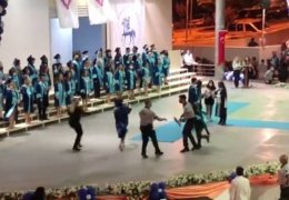 Maskesine bile tahammül edemiyorlar