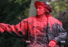 Soykırımın babasına kırmızı boya