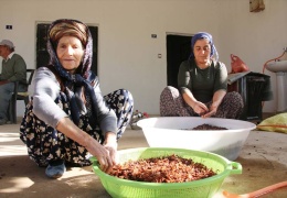 Pestiller yapıldı, turşular kuruldu