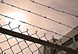 Hasta tutsak tek başına