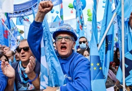 Roma'da 200 bin kişi faşizme karşı yürüdü