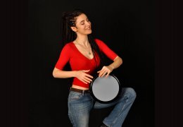 Kadına keman yakışır, vurmak da neymiş!