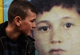 Orada oturup Nihat’a bakıyordum