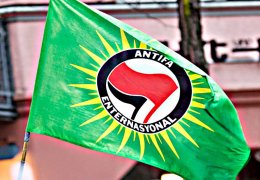 Antifa bayrağına beraat