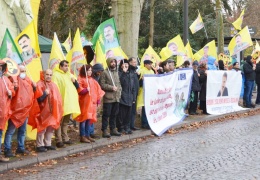 Kürtler AK önünde nöbette