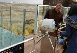 Kayyum manzarayı sattı!