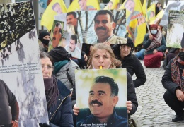 Kadınlar Öcalan için AK’ye yürüdü