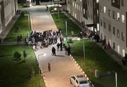Elini-kolunu sallayarak girdi 