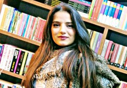 ‘Tiyatro bir iletişim ortamıdır’