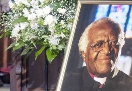 Desmond Tutu son yolculuğuna uğurlandı