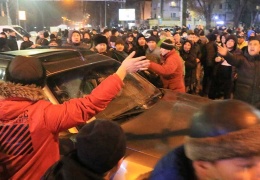 Protestolar istifa ettirdi