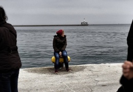 Yunan polisi mülteci bebeği denize attı