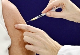 Sağlıkçılara zorunlu aşı kesinleşti