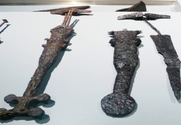 Viking silahları inceleniyor