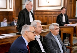 Mahkeme siyasi baskı altında