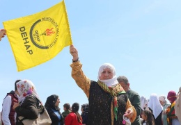 Hasibe ana, bayrağı 25 yıldır taşıyor