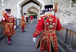 Kraliçe muhafızlığından emekli