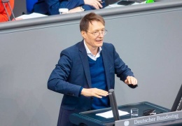 Almanya’da zorunlu aşı rafa kalktı 