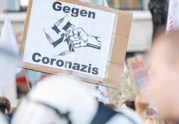 3 Alman'dan biri demokrasi karşıtı!