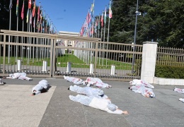 BM önünde kanlı tulumla protesto