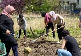 Hevrin Xelef şifa dağıtıyor