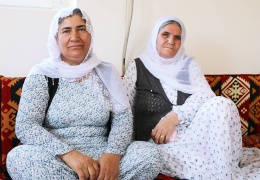 Kürtçe için direnen iki kadın