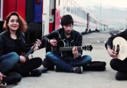 Irkçılar Kürtçe konseri yasakladı