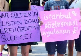 AKP'yi protestoya gözaltı