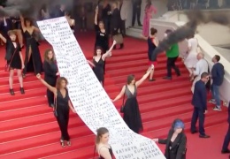 Katledilen 129 kadın kırımızı halıda anıldı