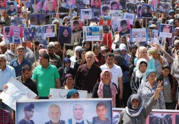 Efrînlilerden protesto yürüyüşü
