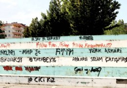 Kadın parkında ırkçı yazılamalar