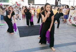 Tiyatro Sardunya kadın hikayelerinin izinde 