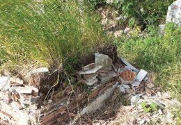 Balyozlarla mezarları parçaladılar