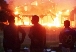 Saraylar, saltanatlar çöker