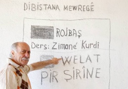Alınak evini Kürtçe okula dönüştürdü