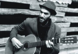 Gitarımı aldım, şiirimi okudum