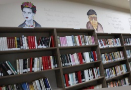 Dağların sırtında bir köy kütüphanesi 