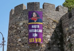 Aysel Tuğluk’un posteri Kadifekale surlarına asıldı