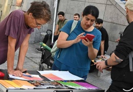 Sandra ve Camille PKK için imza topluyor