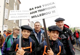 Fransa yasakladı Oksitanca direndi