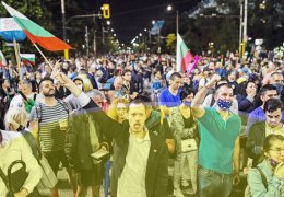 Bulgaristan’da istifa çağrıları