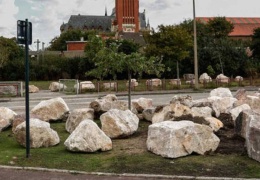 Calais’de göçmenlere kayalı barikat 