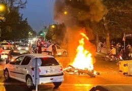 Halk ayakta, rejim pusuda