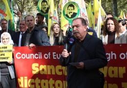 Kürtler AK önünde nöbette