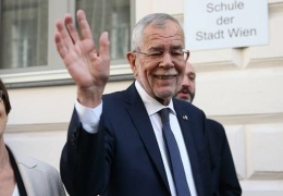Van der Bellen koltuğunu korudu