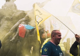 Fransız emekçiler hayatı durdurdu