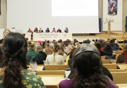 Bir kadın konferansı ekseninde